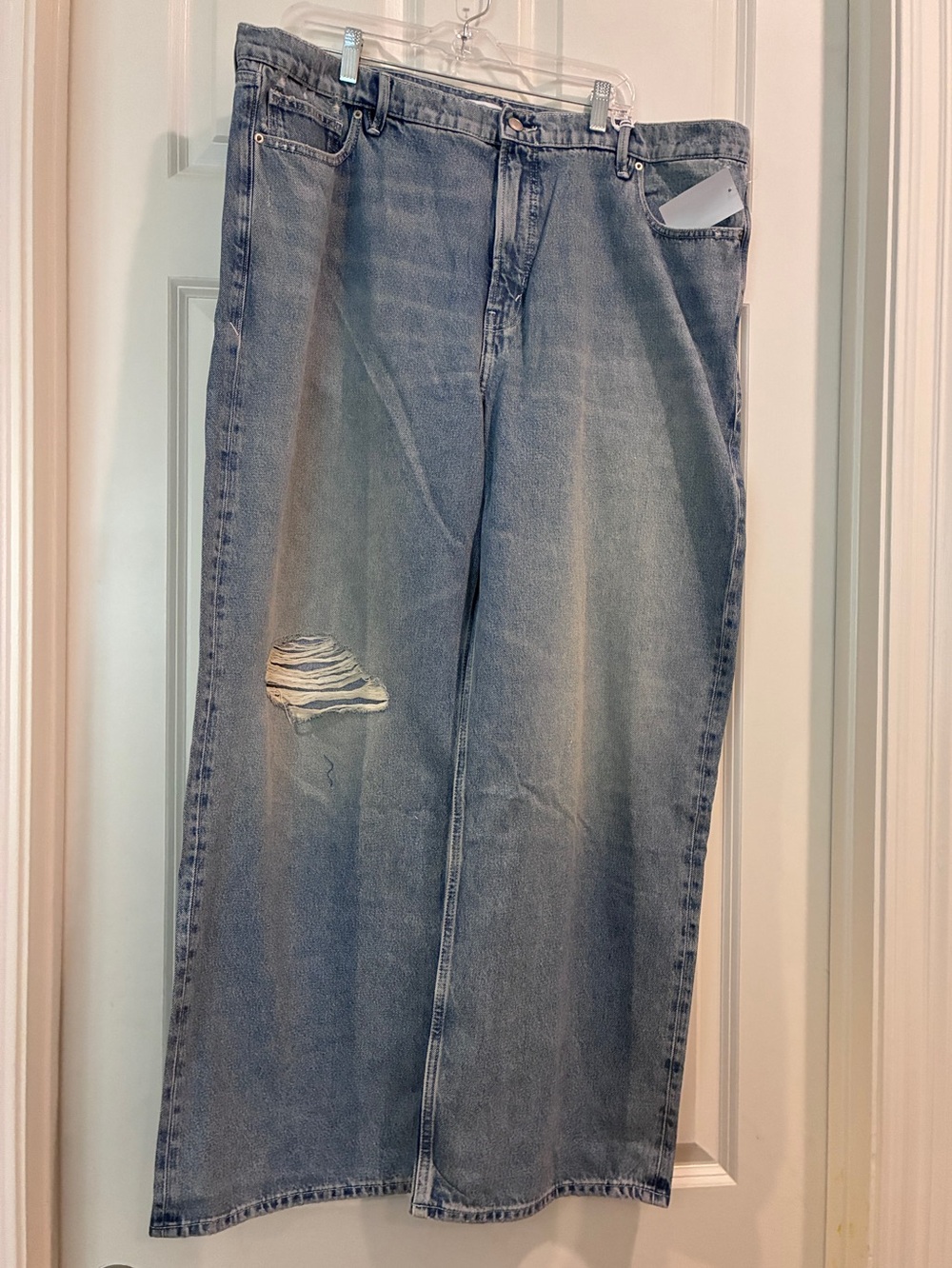Good American Faded Blue Relaxed Straight Jeans with Distressed Knee - Picture 1 of 8